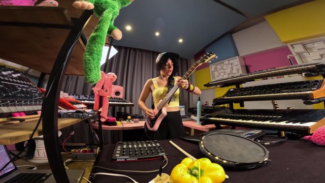GIORGIA ANGIULI live set w_ microphone guitar pepper and toys